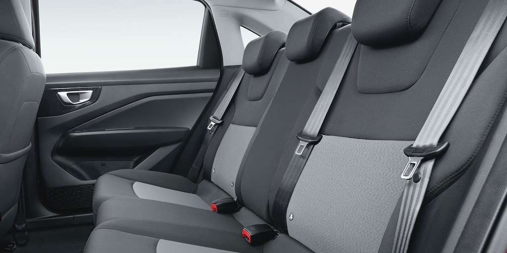 Nuevo auto tipo sedán Chevrolet Aveo 2025 en color interior tela gris