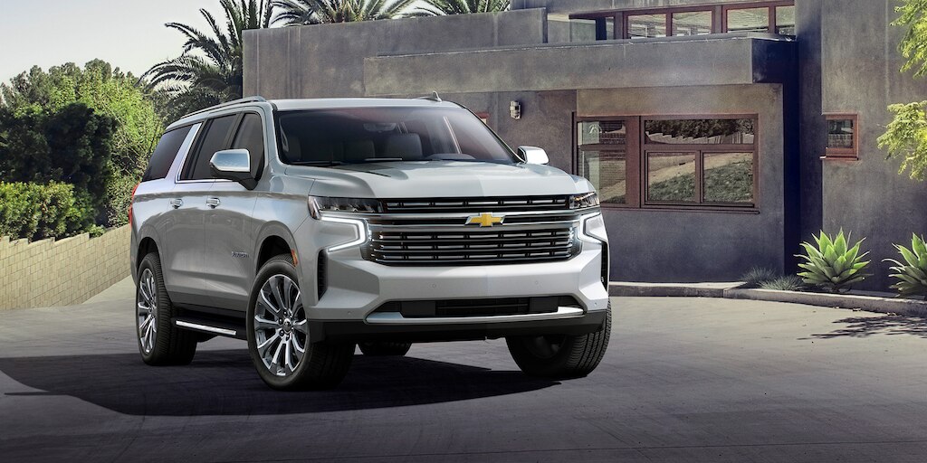 Chevrolet Suburban 2023, camioneta grande con rines en aluminio de 22 pulgadas, faros LED con IntelliBeam y más
