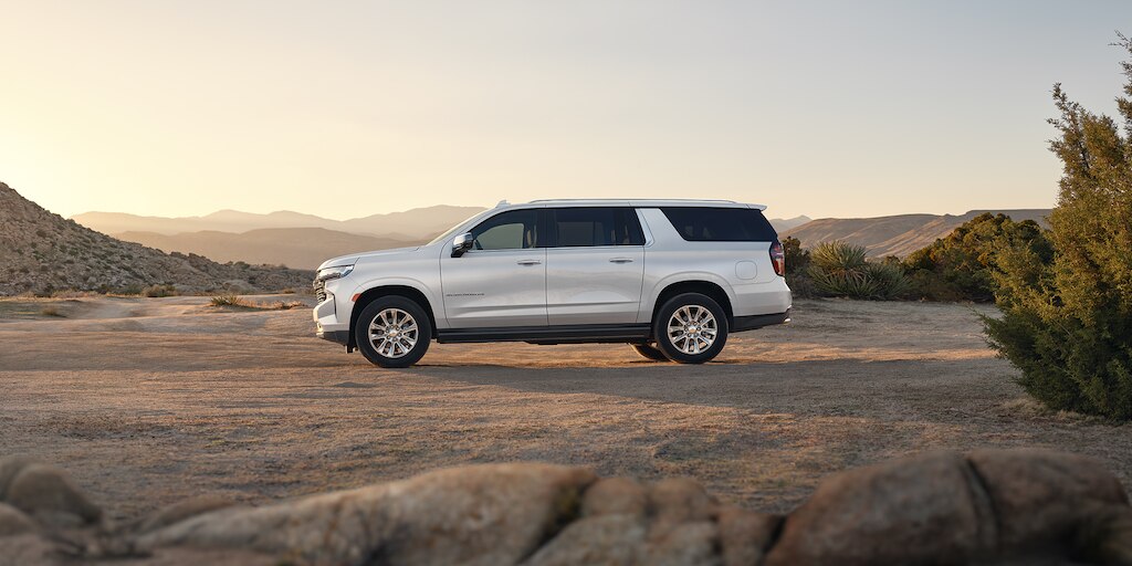 Chevrolet Suburban 2023, camioneta grande con rines en aluminio de 22 pulgadas y manijas al color de la carrocería