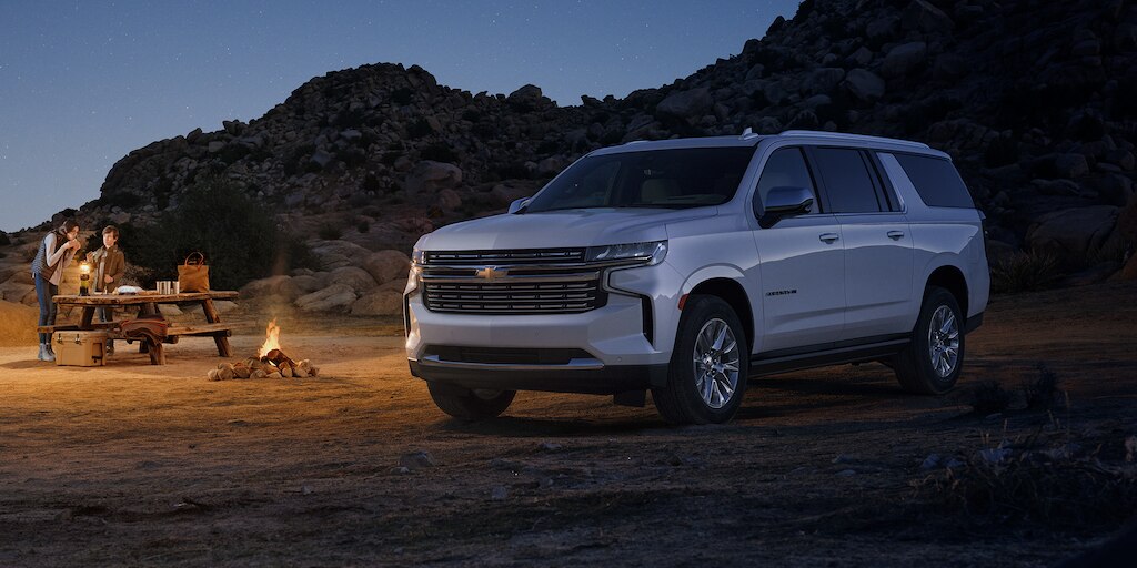 Chevrolet Suburban 2023, camioneta grande con rines en aluminio de 22 pulgadas y ventilas aero-activas en la parrilla