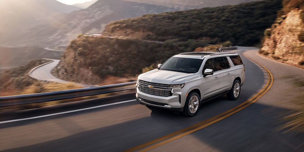 Chevrolet Suburban 2023, camioneta grande con tracción 4x4 y rines en aluminio de 22 pulgadas