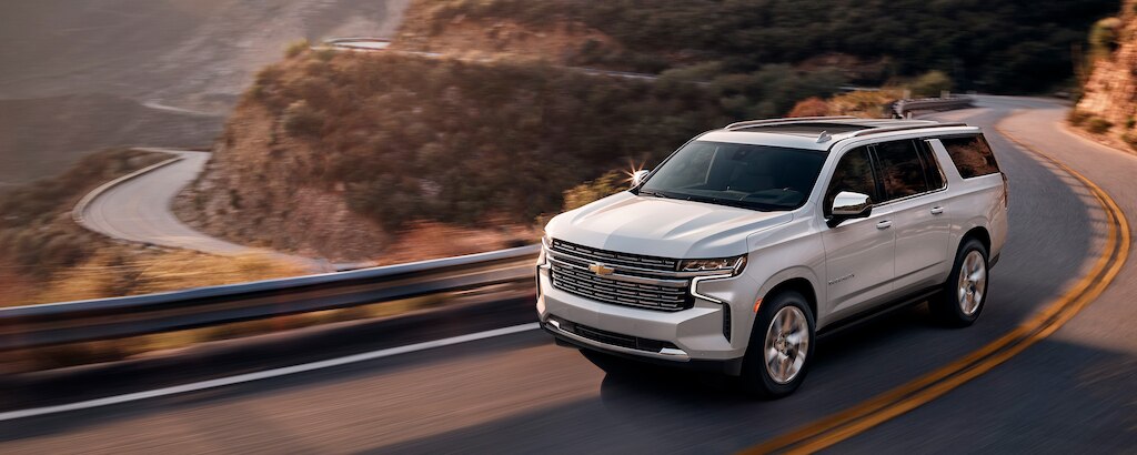 Chevrolet Suburban 2023, camioneta grande con gran rendimiento, rines en aluminio de 22 pulgadas, techo panorámico y más