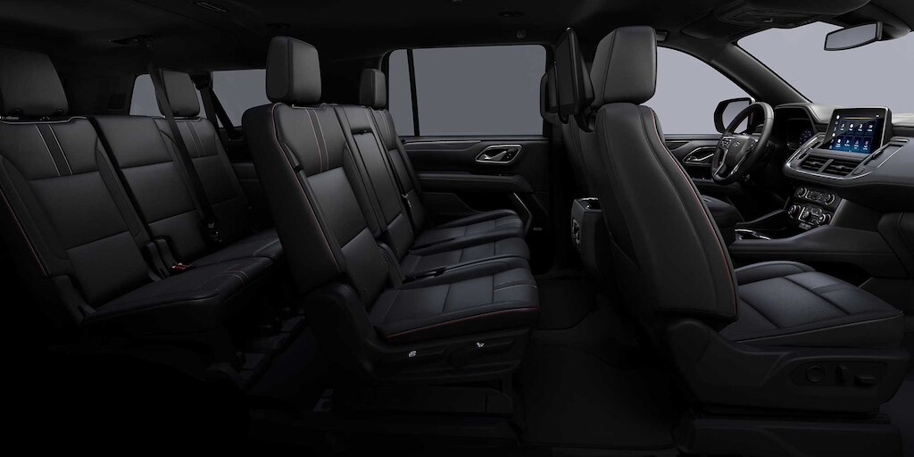 Chevrolet Suburban 2024 con interior en color piel negra con costuras rojas