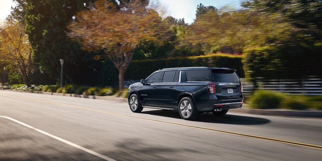 Chevrolet Suburban 2024, camioneta grande con rines en aluminio de 22 pulgadas y ventilas aero-activas en la parrilla