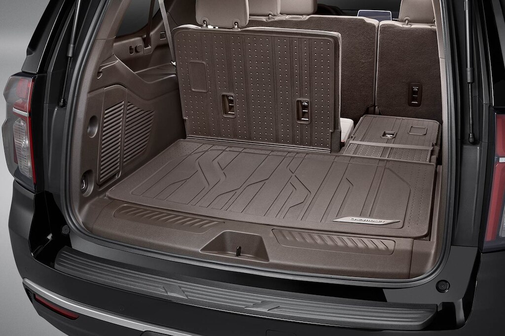 Tapete rígido extendido color café para proteger área de carga y espaldar de Chevrolet Tahoe 2024