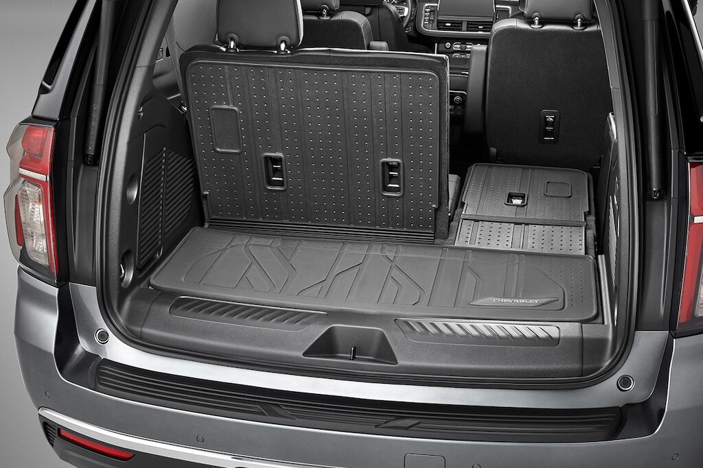 Tapete rígido extendido color negro para proteger área de carga y espaldar de Chevrolet Tahoe 2024