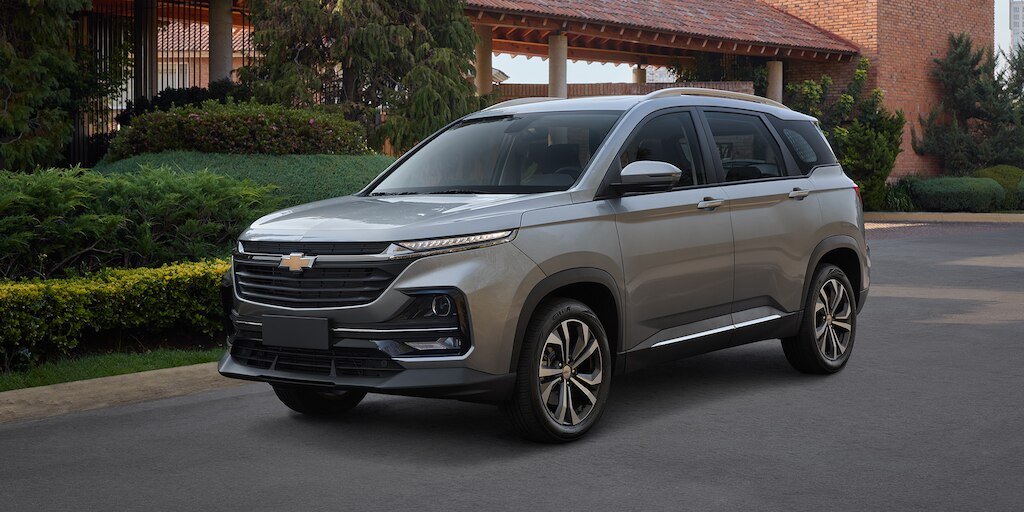 Vista frontal externa de Chevrolet Captiva 2025, con rines de 18 pulgadas, luces delanteras de halógeno y faros de niebla