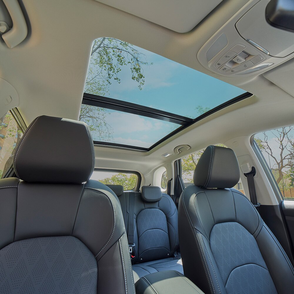 Vista interna de Chevrolet Captiva 2025 con 3 filas de asientos forrados en tactopiel y techo panorámico eléctrico