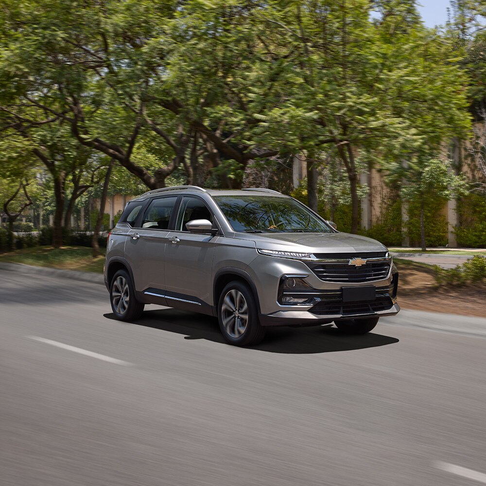 Vista externa de Chevrolet Captiva 2025, con nuevo diseño de parrilla frontal y barras de techo