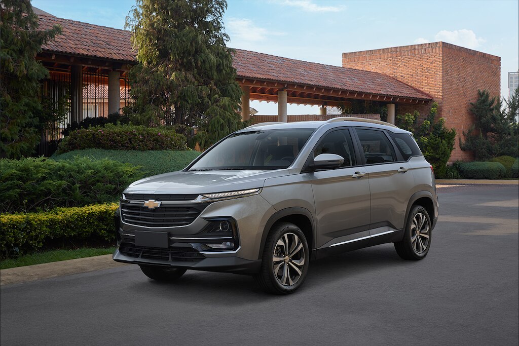 Vista frontal externa de Chevrolet Captiva 2025, con rines de 18 pulgadas, luces delanteras de halógeno y faros de niebla