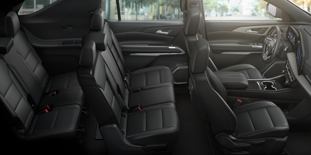 Interiores de piel en color negro para tu nueva Chevrolet Traverse 2025, camioneta familiar 8 pasajeros