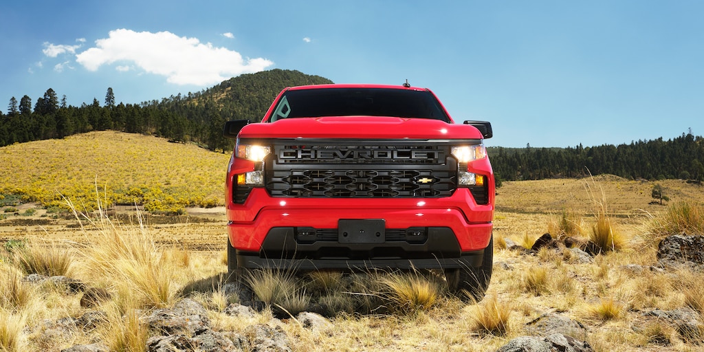 Chevrolet Silverado 2025 versión Custom Edition, tu pickup con parrilla frontal más imponente