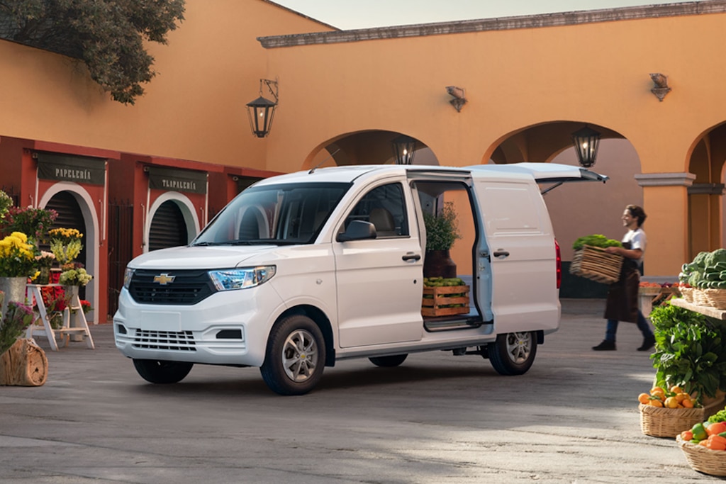 Vista trasera - Furgoneta con capacidad de carga, hasta 650 kg y 3.3 metros cúbicos de volúmen, Chevrolet Tornado 2025
