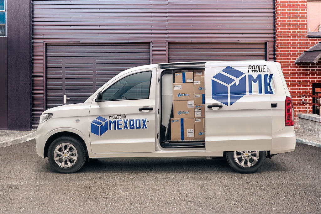 Vista lateral - capacidad de carga de 3,050 litros cúbicos de tu furgoneta Chevrolet Tornado Van 2025